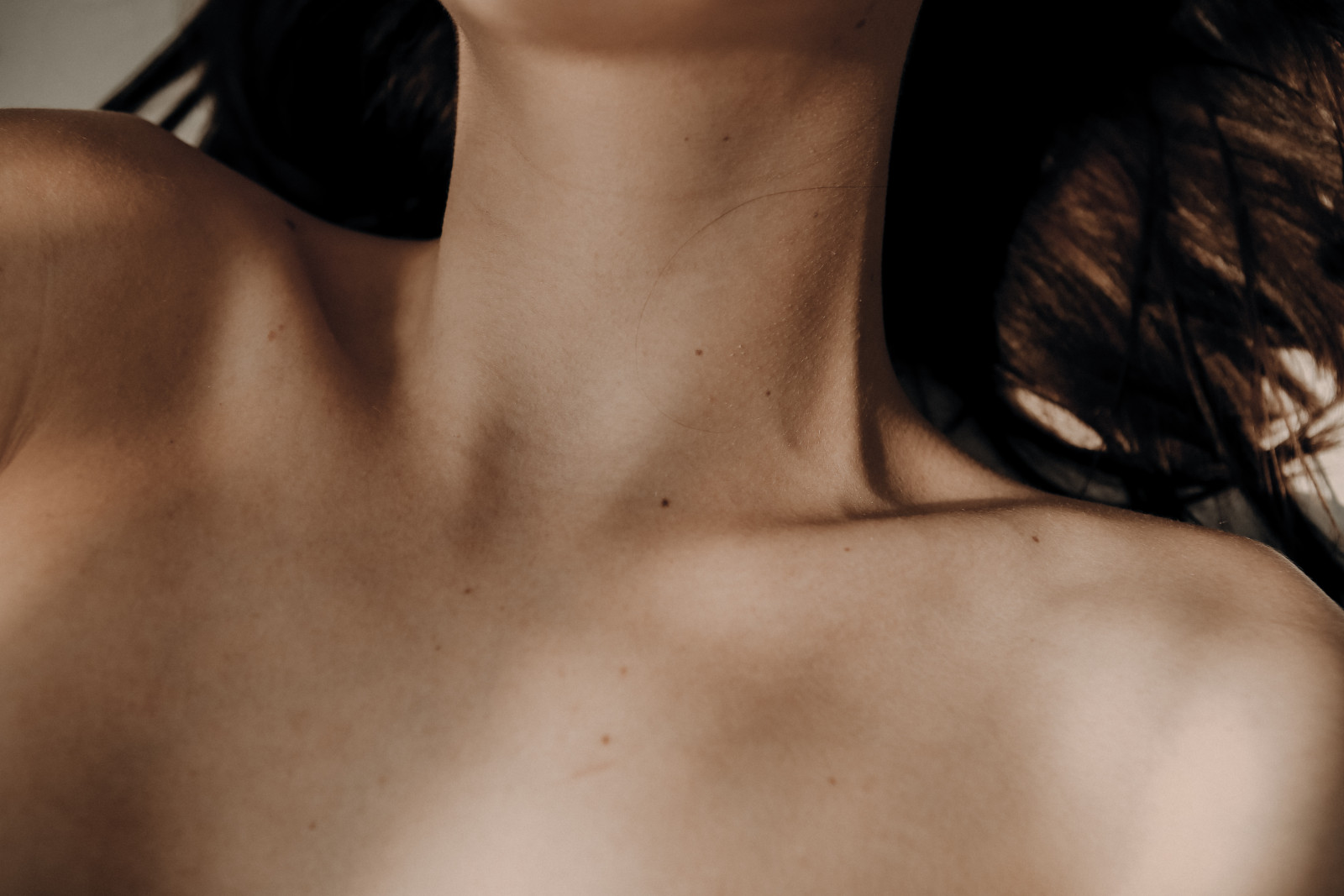 Woman showing her collarbone